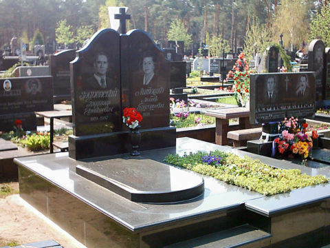 Памятники на двоих