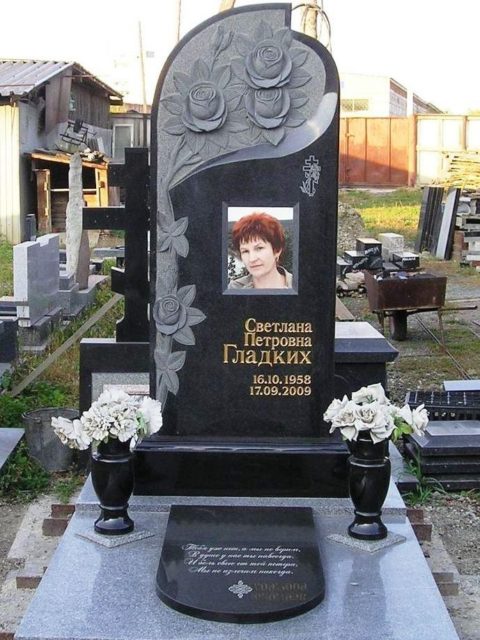 Памятники с розами