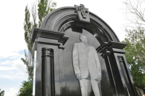 Памятники с аркой