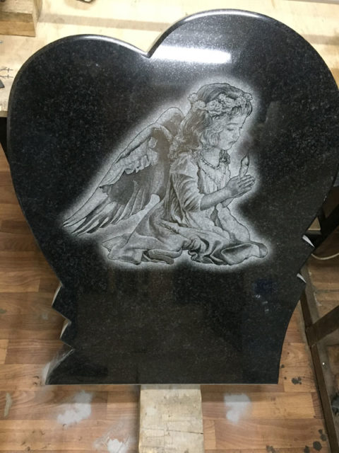 Ангел на памятник
