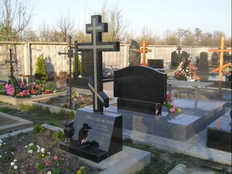 Памятники с крестом